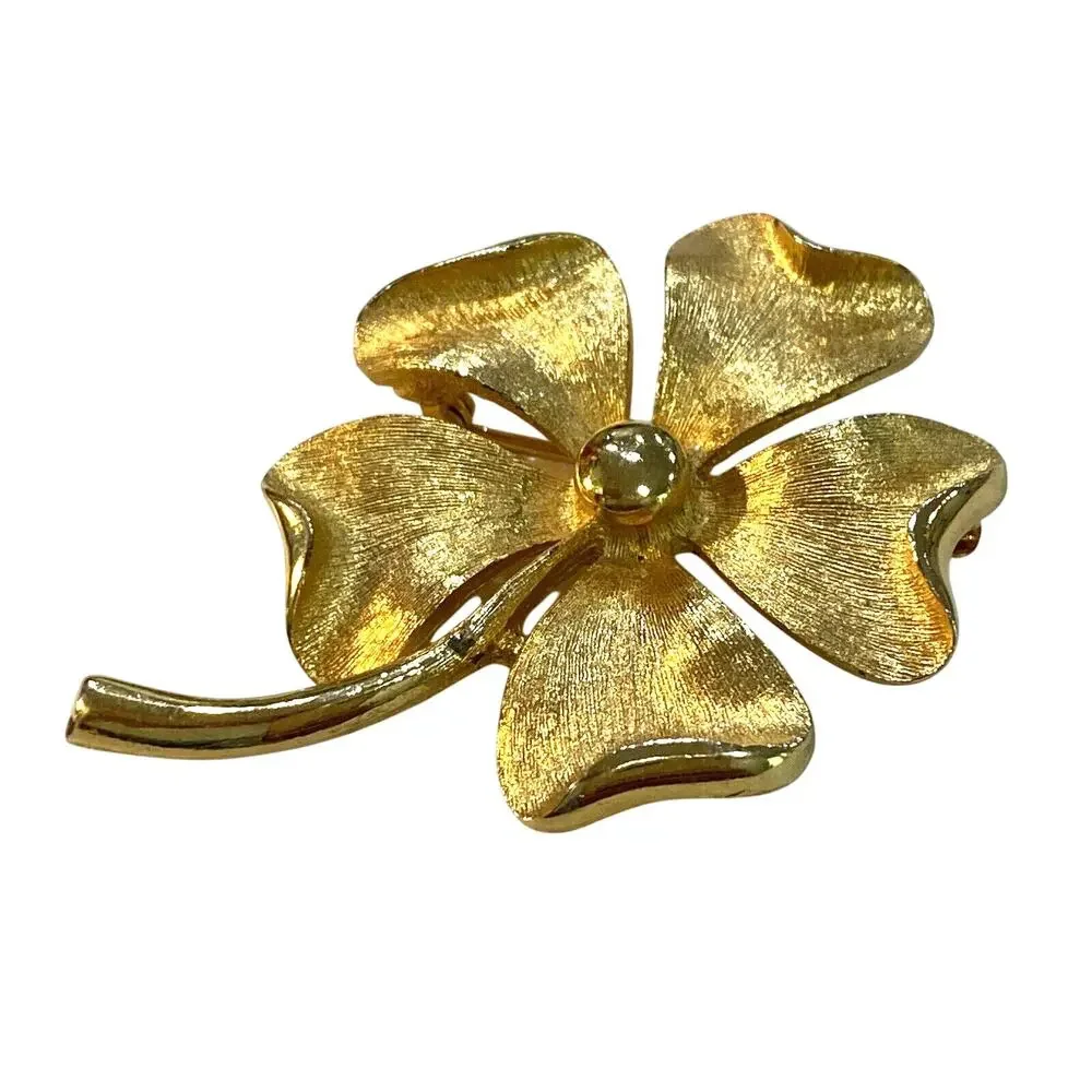Sarah Coventry Gold Tone Flower Power Brooch Dogwood Blossom Pin Vintage Fashion